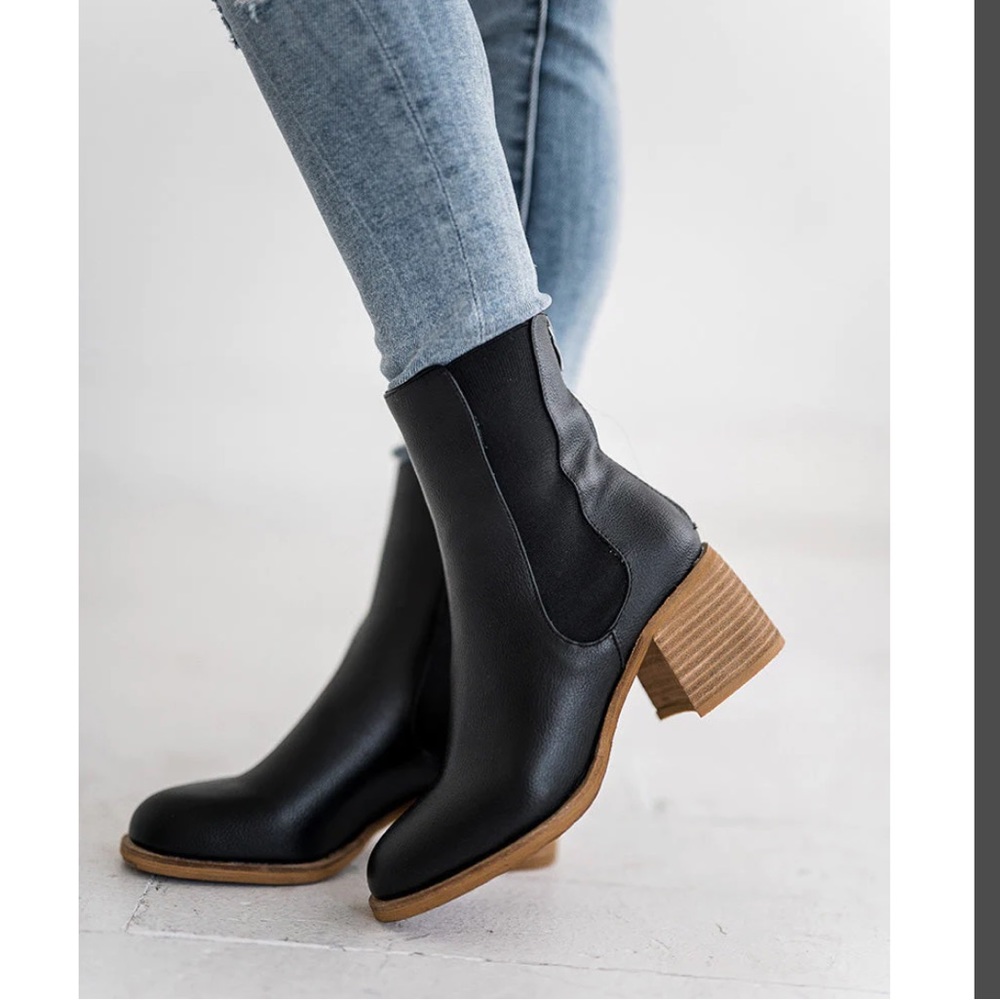 villa black boots